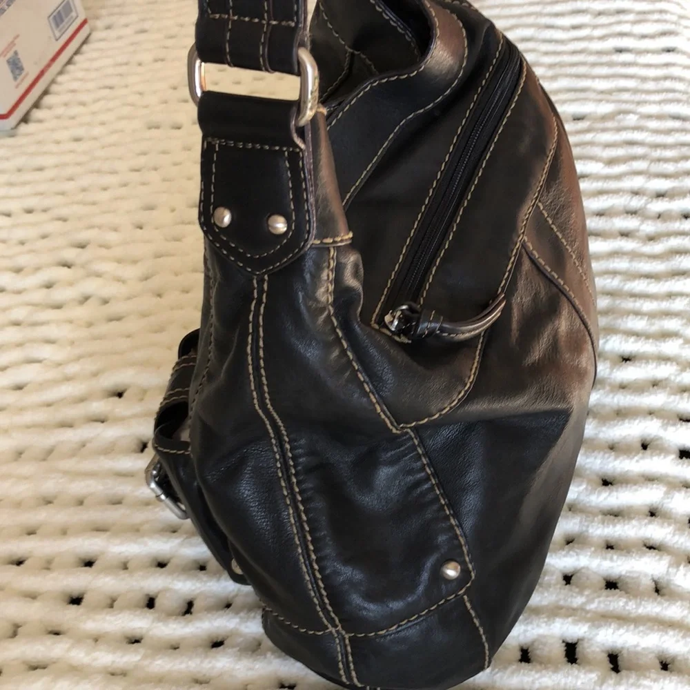 Tignanello large leather satchel. Black. 15 x 13 in. Magnetic closures. Flawless - Picture 5 of 10